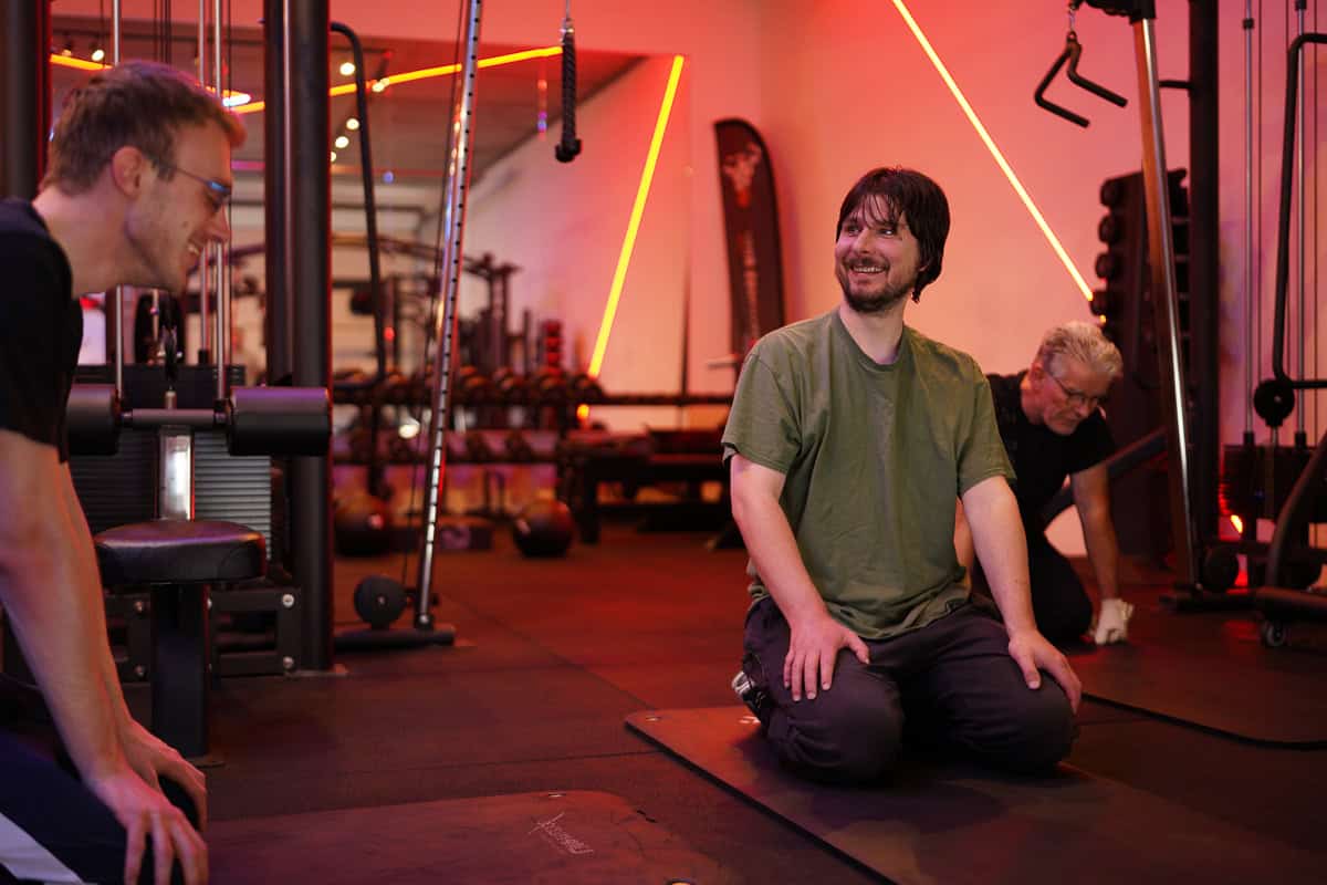Twee sporters met hun personal trainer in de privé gym van Jouw Krachtstation in Bodegraven.